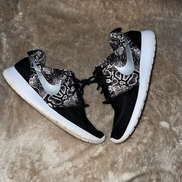 Women’s Roshie - Picture 2 of 5